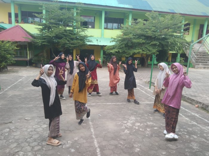 Siswi MTsN 5 Kota Jambi Meriahkan HUT Provinsi Jambi dengan Berbusana Melayu