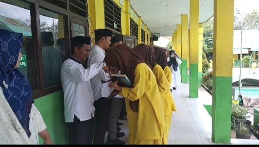 Suasana Haru Saling Memaafkan Jelang Idulfitri di MTsN 5 Kota Jambi Suasana Haru Saling Memaafkan Jelang Idulfitri di MTsN 5 Kota Jambi