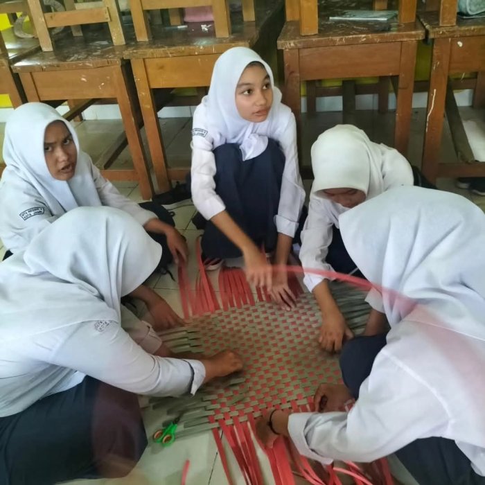 Guru Prakarya MTsN 5 Kota Jambi Latih Siswa Membuat Anyaman Tikar
