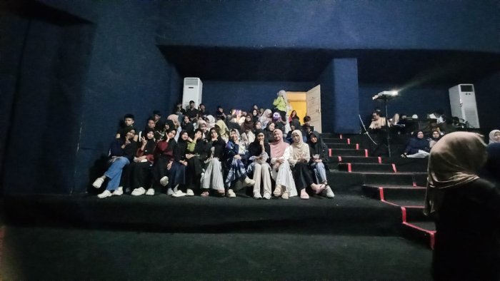 Guru MTsN 5 Kota Jambi Ajak Siswa Saksikan Teater Air