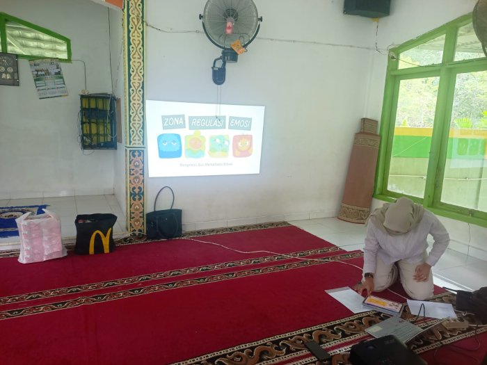 Tim Dosen STIKES Jambi Sosialisasikan Masalah Emosi dan cara meregulasikannya