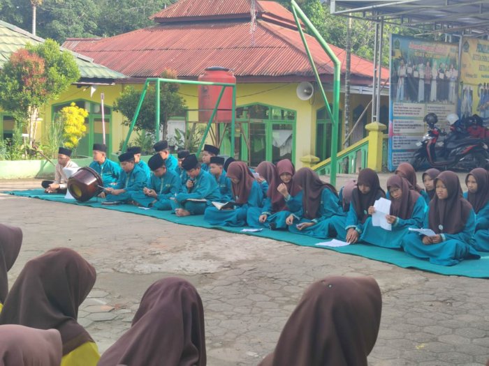 Siswa Kelas 7c MTsN 5 Kota Jambi Sukses Jalankan Tugas Upacara dan tugas Keagamaan .