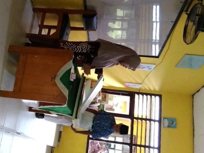 Guru Tetap Semangat Mengajar Meski Cuaca Mendung Guru Tetap Semangat Mengajar Meski Cuaca Mendung