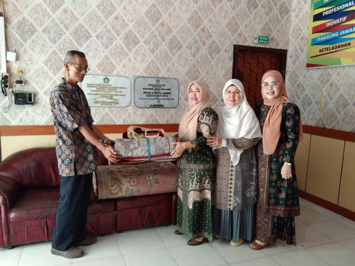 Wujudkan Kepedulian Sosial,MTsN 5 Kota Jambi Serahkan Cenderamata kepada anggota yang akan menikahkan anak