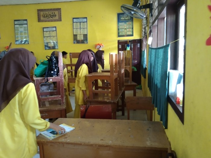 Jelang Pelaksanaan Ujian Madrasah, Guru dan Siswa Bersihkan kelas dan Lingkungan Madrasah