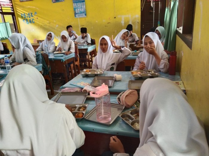 Siswa dan Guru MTsN 5 Jambi Antusias Jalani Program Makan Bergizi Gratis Siswa dan Guru MTsN 5 Jambi Antusias Jalani Program Makan Bergizi Gratis