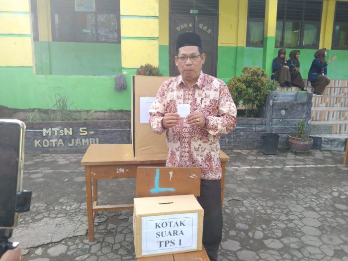 Kepala MTsN 5 Kota Jambi Ikuti Pemilu OSIM 2025-2026 Kepala MTsN 5 Kota Jambi Ikuti Pemilu OSIM 2025-2026