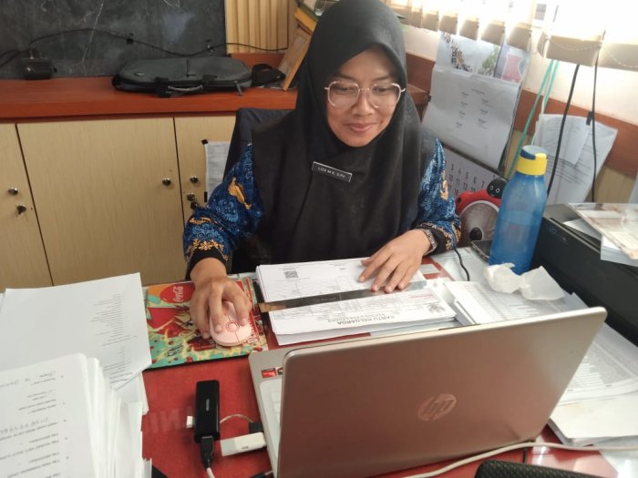 Senyum Cerah Tingkatkan Semangat dan Produktivitas Kerja Operator EMIS MTsN 5 Kota Jambi.