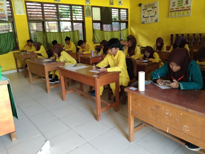 Suasana Ujian Madrasah hari kelima tetap nyaman dan tertib,Pengawas puji disiplin siswa