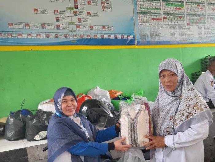 Majelis Guru MTsN 5 Kota Jambi Sumbangkan Pakaian Bekas Layak Pakai untuk Korban Bencana Sumatera