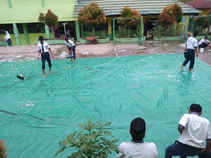 Jelang IsraMiraj anggota OSIM MTsN 5 Kota Jambi lakukan Aksi Bersih-Bersih