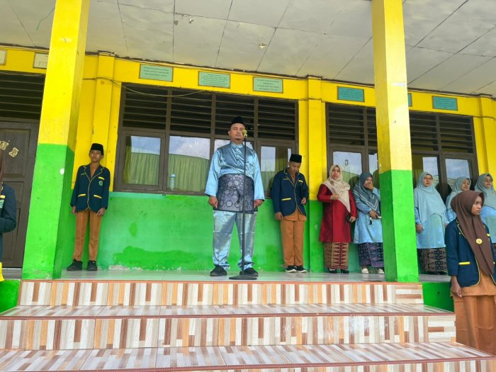 Guru dan Staf MTsN 5 Kota Jambi Ikuti Upacara HUT Provinsi Jambi ke-69 Guru dan Staf MTsN 5 Kota Jambi Ikuti Upacara HUT Provinsi Jambi ke-69