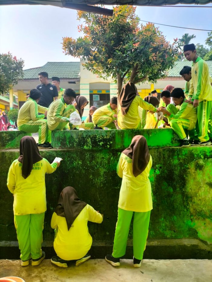 MTsN 5 Kota Jambi Siapkan Toga dan Kelas untuk Lomba Sekolah Sehat