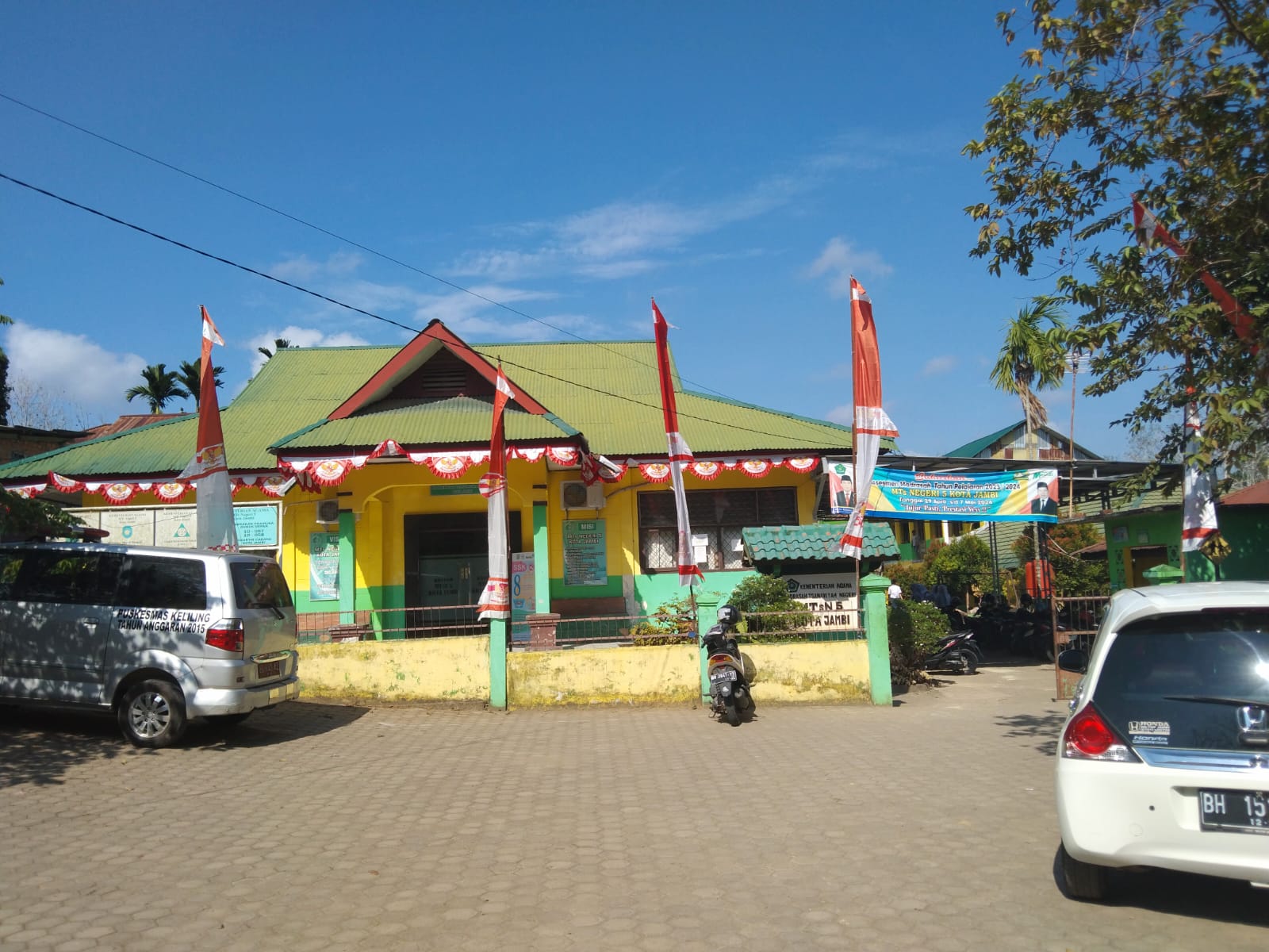 JELANG HARI KEMERDEKAAN RI KE 79  MTsN 5 KOTA JAMBI HIAS SEKOLAH DAN MAKSIMALKAN LATIHAN PASUKAN PENGIBAR BENDERA DAN OBADE