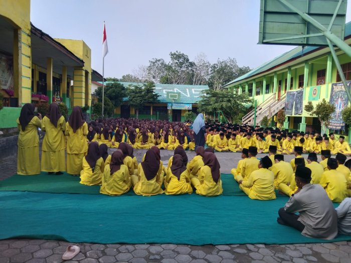 Penampilan Memukau Siswa Kelas IX D di Kegiatan Keagamaan Penampilan Memukau Siswa Kelas IX D di Kegiatan Keagamaan
