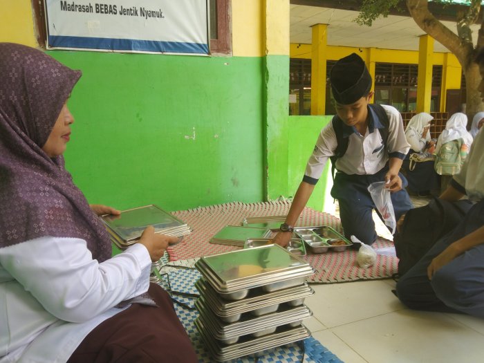 Piket MBG MTsN 5 Kota Jambi  berikan Pelayanan Prima kepada siswa