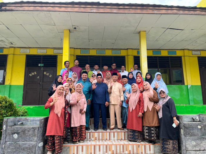 Pakaian Adat Melayu Jambi Meriahkan Hari Pertama MTsN 5 Pakaian Adat Melayu Jambi Meriahkan Hari Pertama MTsN 5