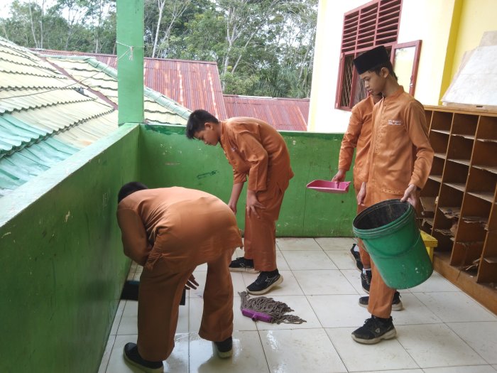 Wujudkan Madrasah Sehat,MTsN 5 Kota Jambi adakan aksi bersih-bersih Lingkungan Madrasah