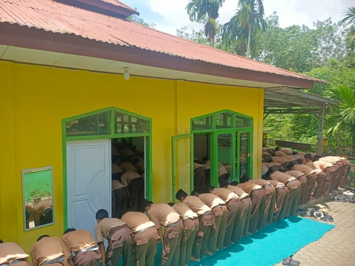 MTsN 5 Kota Jambi Kuatkan Karakter Religius Lewat Sholat Dzuhur Berjamaah