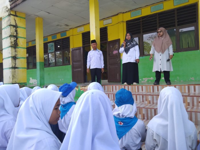 Pembina UKS MTsN 5 Jambi Bagikan Pil Tambah Darah ke Siswi
