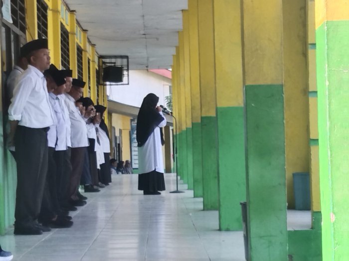 Pembina Upacara MTsN 5 Kota Jambi Tekankan Keikhlasan Ibadah