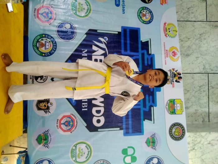 Siswi MTsN 5 Kota Jambi Raih Perak di Kejuaraan Taekwondo