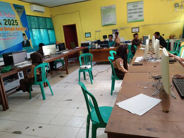Tim IT MTsN 5 Kota Jambi Siaga Saat Ujian Akhir Semester
