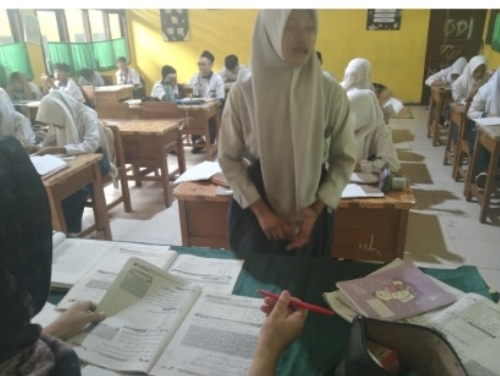 Siswa MTsN 5 Kota Jambi Tetap Semangat Belajar Meskipun  Hujan Mengguyur Kota Jambi