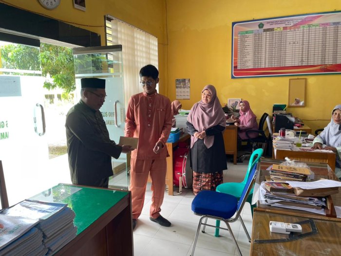 Tim Sosial MTsN 5 Kota Jambi Serahkan Uang Duka kepada Pak Taswirul Afkar