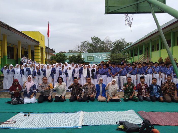 DPMPA Kota Jambi Sosialisasikan Pencegahan Kekerasan di MTsN 5 DPMPA Kota Jambi Sosialisasikan Pencegahan Kekerasan di MTsN 5