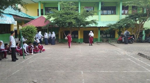 *Siswa MTsN 5 Kota Jambi Latih Teknik Dasar Mendribel Bola dalam Pelajaran PJOK *Siswa MTsN 5 Kota Jambi Latih Teknik Dasar Mendribel Bola dalam Pelajaran PJOK