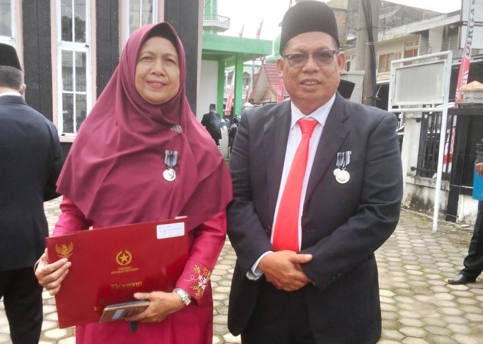 Guru MTsN 5 Kota Jambi Raih Satyalancana 20 Tahun Pengabdian Guru MTsN 5 Kota Jambi Raih Satyalancana 20 Tahun Pengabdian