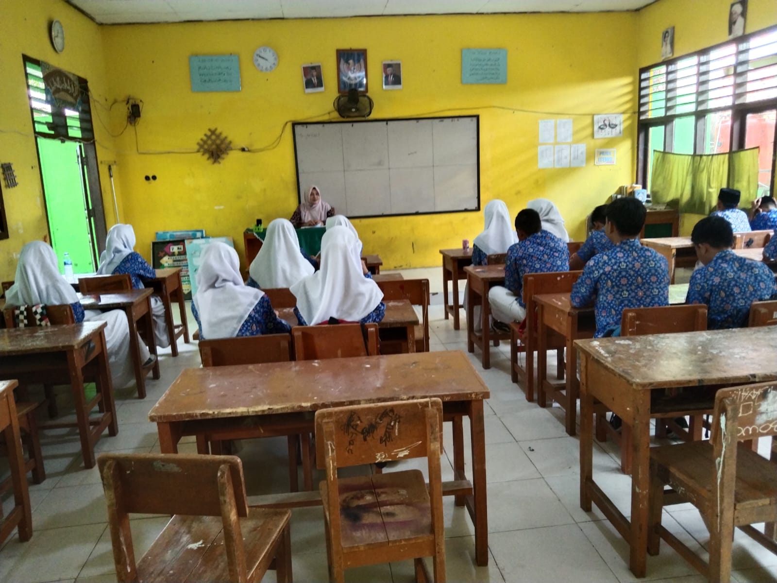 WALI KELAS LAKUKAN BRIEFING BERSAMA SISWA- SISWI SEBELUM KBM DIMULAI