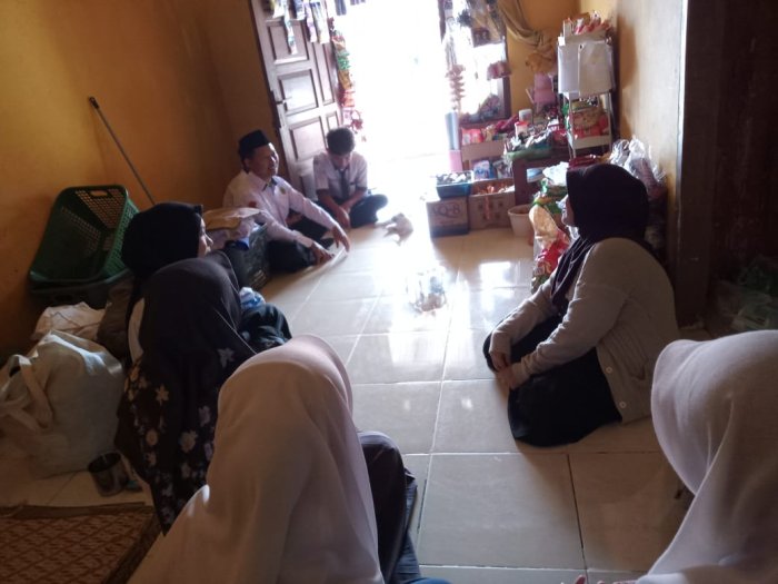 Taziah kerumah duka :Bidang Sosial MTsN 5 Kota Jambi Salurkan Bantuan Duka ke Keluarga Berduka Taziah kerumah duka :Bidang Sosial MTsN 5 Kota Jambi Salurkan Bantuan Duka ke Keluarga Berduka