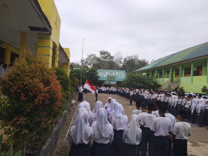 Pembina Upacara MTsN 5 Kota Jambi Ajak Tingkatkan Kebaikan