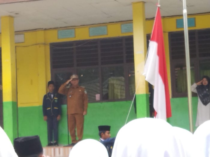 Lurah Pinang Merah Jadi Pembina Upacara di MTsN 5 Kota Jambi