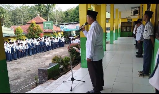 UPACARA BENDERA SENIN PAGI 10 FEBRUARI 2025 : PEMBINA UPACARA ADAB LEBIH TINGGI DARI ILMU UPACARA BENDERA SENIN PAGI 10 FEBRUARI 2025 : PEMBINA UPACARA ADAB LEBIH TINGGI DARI ILMU