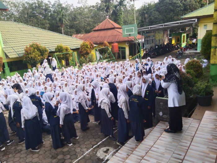 Pembinaan Disiplin Siswa oleh Waka Kesiswaan MTsN 5 Kota Jambi Pembinaan Disiplin Siswa oleh Waka Kesiswaan MTsN 5 Kota Jambi