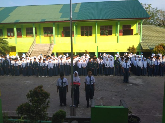Siswa Kelas 7C MTsN 5 Kota Jambi Berhasil Pimpin Upacara Hari Senin