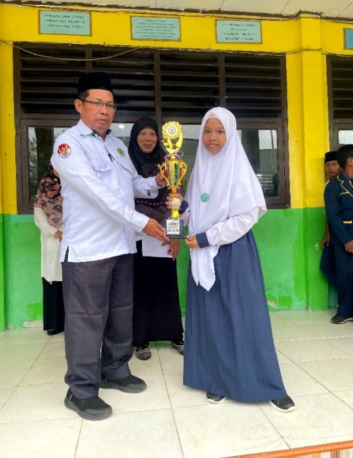 Kepala Madrasah Serahkan Bonus untuk seluruh peserta Aksioma ke-2 tingkat Kota Jambi tahun 2025 Kepala Madrasah Serahkan Bonus untuk seluruh peserta Aksioma ke-2 tingkat Kota Jambi tahun 2025