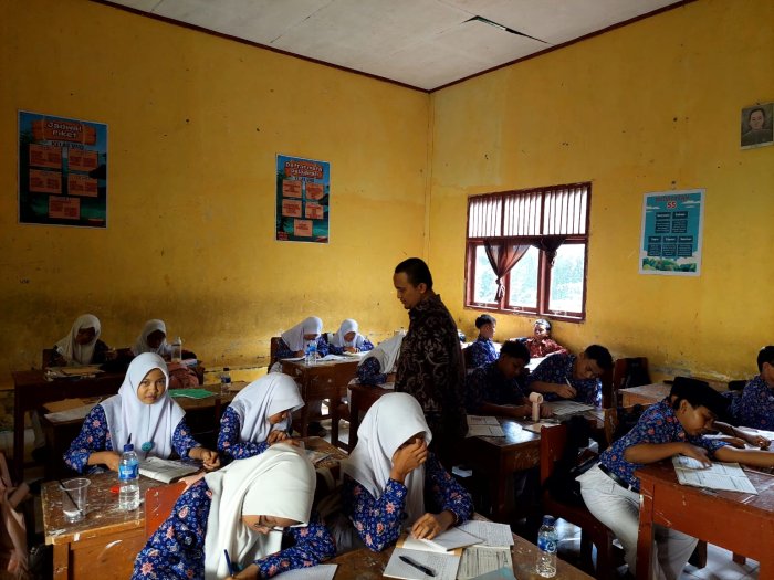Siswa MTsN 5 Kota Jambi Tetap Semangat Belajar Saat Puasa Siswa MTsN 5 Kota Jambi Tetap Semangat Belajar Saat Puasa