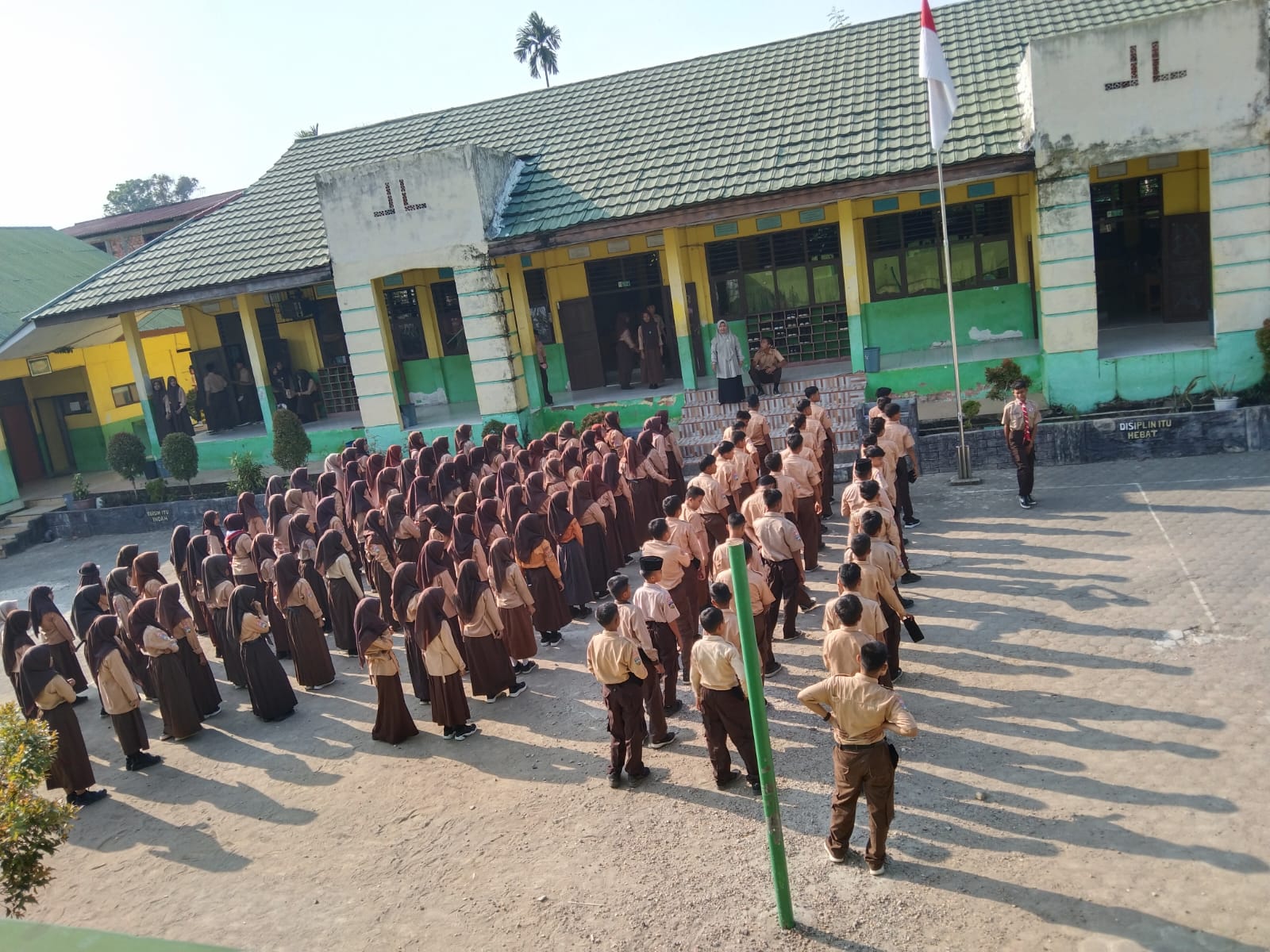  JELANG HARI KEMERDEKAAN RI KE 80 PEMBINA OSIM MTsN 5 KOTA JAMBI LAKUKAN SELEKSI PASUKAN PENGIBAR BENDERA