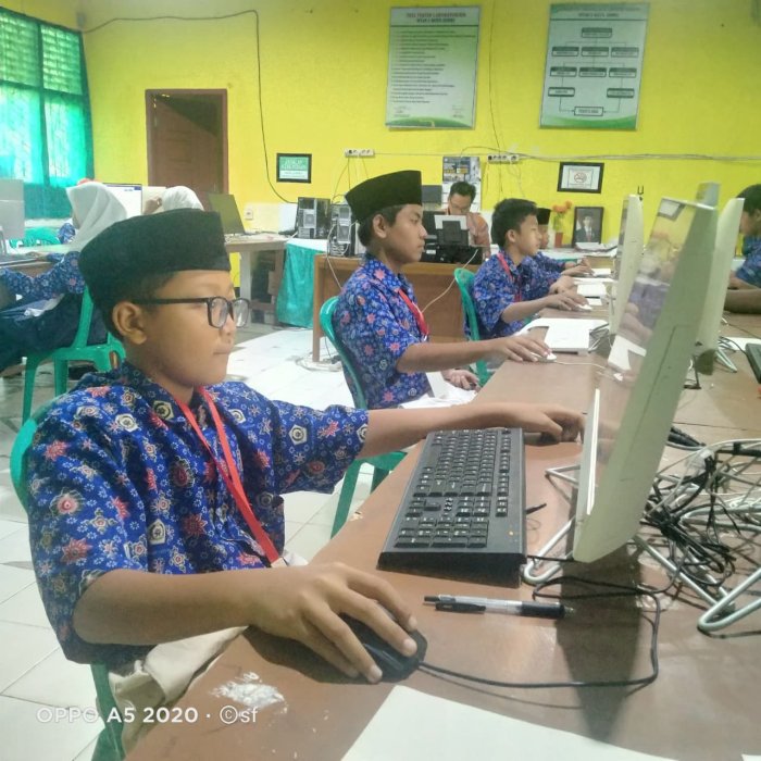 Pelaksanaan ANBK Hari Kedua di MTsN 5 Kota Jambi menghadapi kendala pemadaman listrik Pelaksanaan ANBK Hari Kedua di MTsN 5 Kota Jambi menghadapi kendala pemadaman listrik