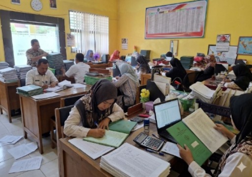 Jelang Penyerahan Raport Genap,PLT MTsN 5 Kota Jambi Tekankan Pentingnya Catatan Wali Kelas