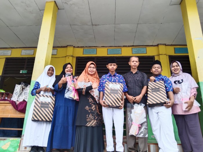 Pembagian Raport MTsN 5 Kota Jambi diwarnai dengan berbagai hadiah menarik