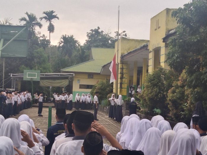 Pembina Upacara MTsN 5 Jambi Tekankan Pentingnya Rendah Hati Pembina Upacara MTsN 5 Jambi Tekankan Pentingnya Rendah Hati