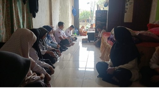 Peduli dan Empati, Keluarga Besar MTsN 5 Kota Jambi Bertaziah kerumah duka Ananda M.Reyhan Alfarezi siswa kelas 8a . Peduli dan Empati, Keluarga Besar MTsN 5 Kota Jambi Bertaziah kerumah duka Ananda M.Reyhan Alfarezi siswa kelas 8a .
