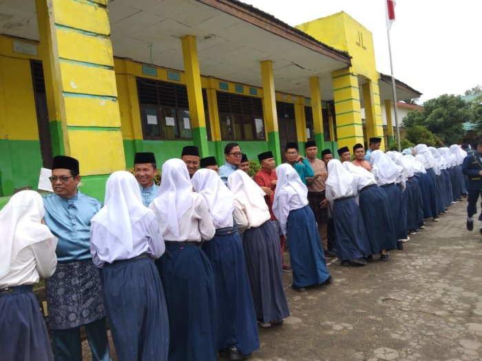 Siswa MTsN 5 Kota Jambi Rayakan Hari Guru Bersama Siswa MTsN 5 Kota Jambi Rayakan Hari Guru Bersama