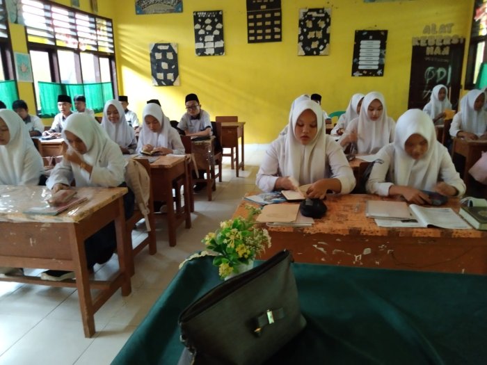 Hari Kedua di Madrasah : Siswa MTsN 5 Kota Jambi Tetap Semangat Belajar Saat Puasa