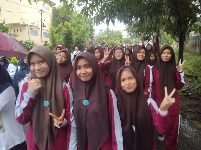 Guru dan Staf MTsN 5 Kota Jambi Ikuti Jalan Santai HAB Kemenag ke-80